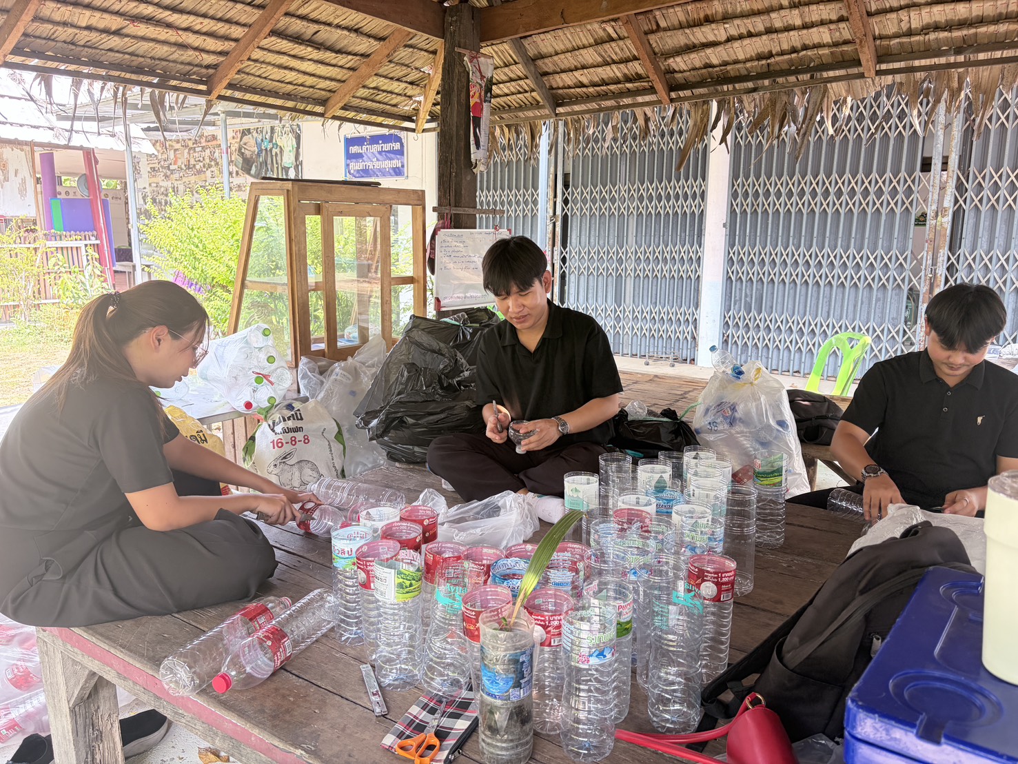 📣สพอ.สรรคบุรี จังหวัดชัยนาท ร่วมใจตัดขวดพลาสติกใช้ซ้ำ (Reuse) เพื่อเตรียมความพร้อมในการเพาะพันธุ์ตาลโตนด 🌴