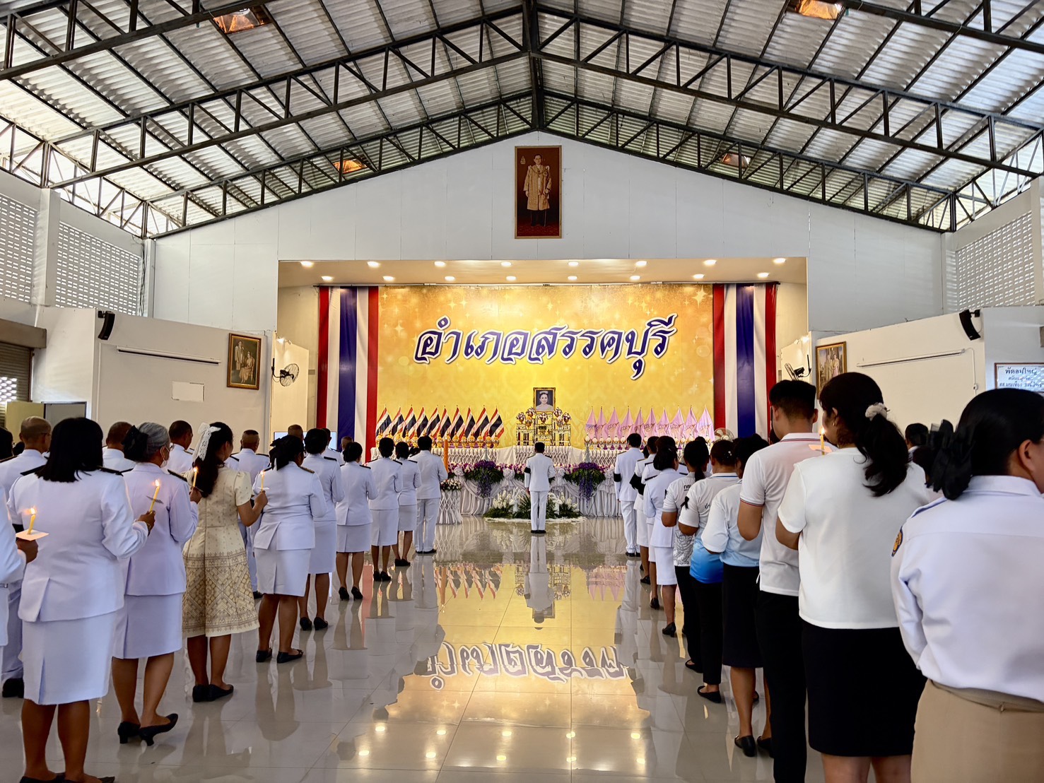 💜สพอ.สรรคบุรี จังหวัดชัยนาท ร่วมพิธีจุดเทียนถวายพระพรชัยมงคล เนื่องในโอกาสพระราชพิธีมหามงคลเฉลิมพระชนมพรรษา ๔ รอบ สมเด็จพระนางเจ้าฯ พระบรมราชินี ๓ มิถุนายน ๒๕๖๙