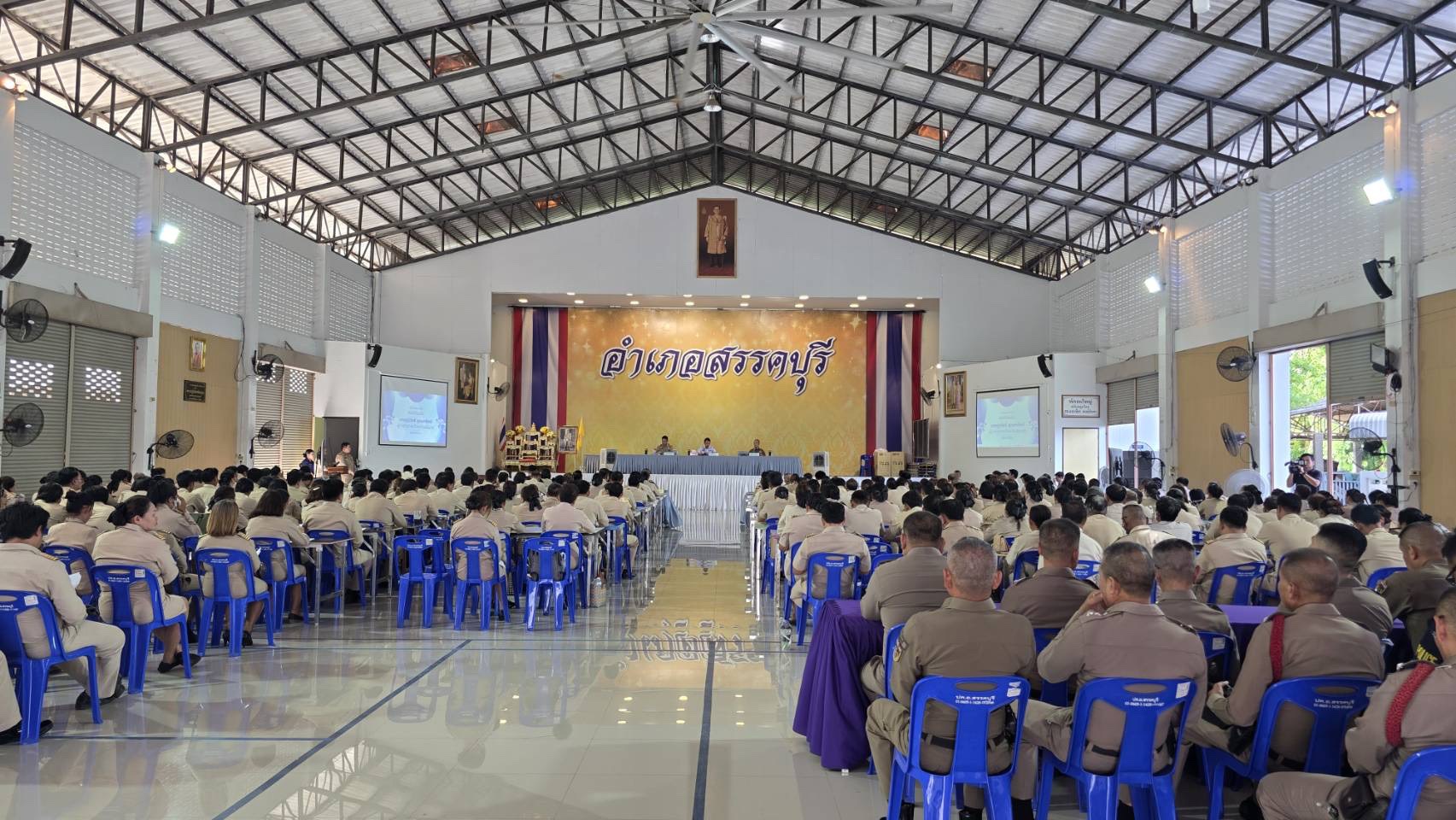 📣 พช.อำเภอสรรคบุรี จังหวัดชัยนาท รับฟังการมอบนโยบายการขับเคลื่อนการดำเนินงานด้านความมั่นคงตามนโยบายรัฐบาล โดยผู้ว่าราชการจังหวัดชัยนาท