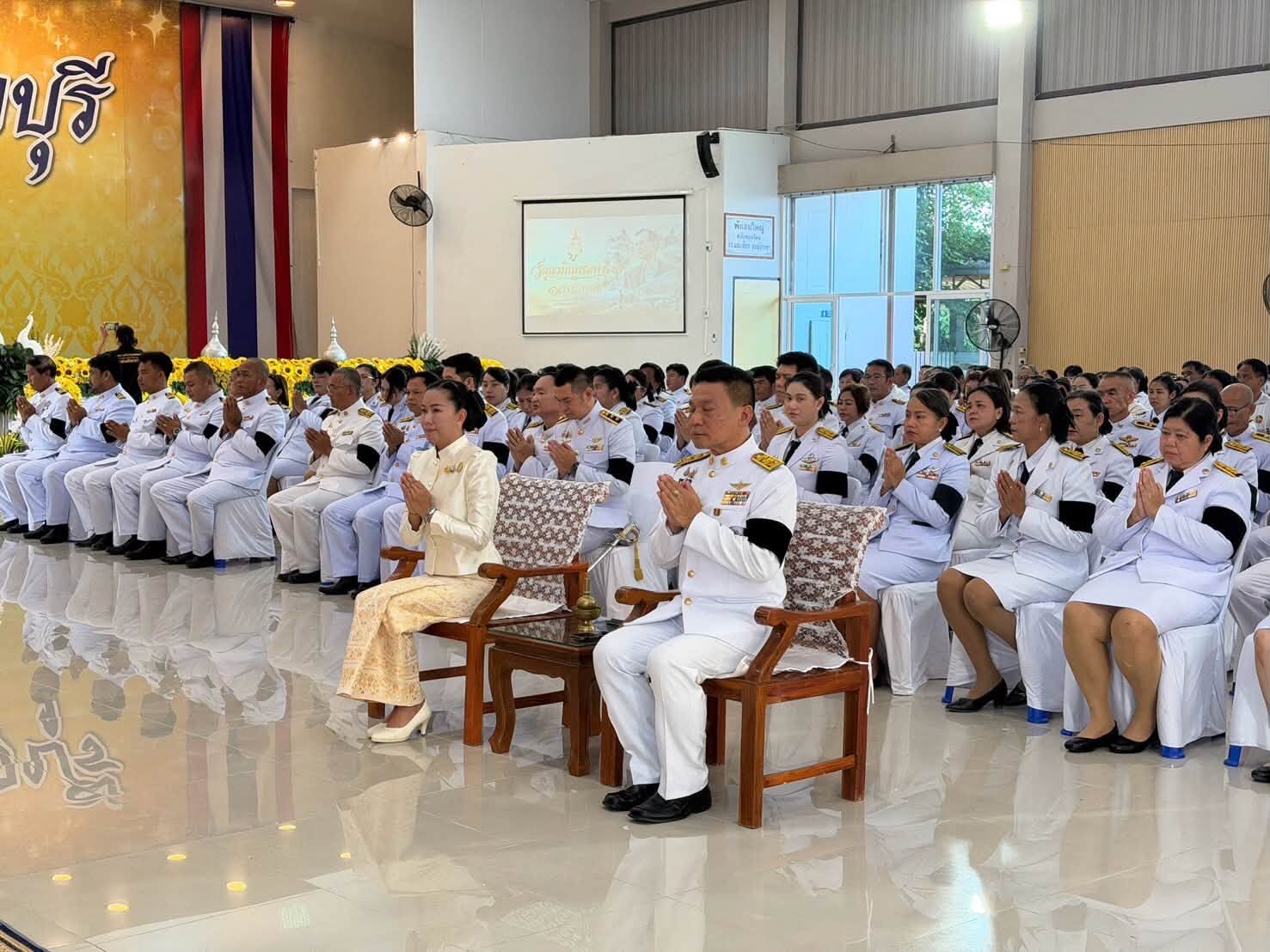 🎗️พช.สรรคบุรี ร่วมพิธีทำบุญตักบาตร ถวายพระราชกุศล เนื่องในวันนวมินทรมหาราช (วันคล้ายวันสวรรคตพระบาทสมเด็จพระบรมชนกาธิเบศร มหาภูมิพลอดุลยเดชมหาราช บรมนาถบพิตร) 💛🙏