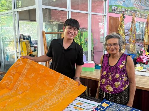 🎗️ สพอ.สรรคบุรี จังหวัดชัยนาท ลงพื้นที่ติดตามความพร้อมการจัดเตรียมผลงานหัตถกรรมและผ้าบาติกลายพระราชทาน เพื่อเข้าร่วมการประกวดลายผ้าพระราชทาน ประจำปี 2569